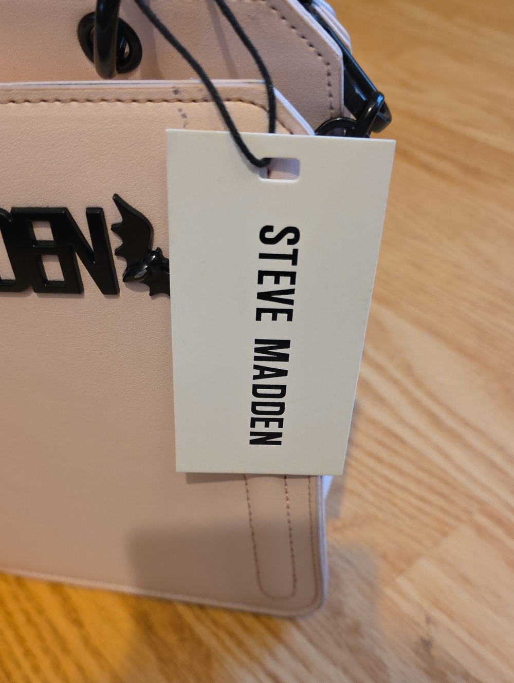 Steve Madden White Crossbody with Black Bats Logo - Picture 3 of 12